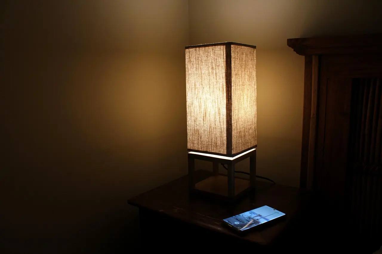 Natbordslampe med varmt, dæmpet lys